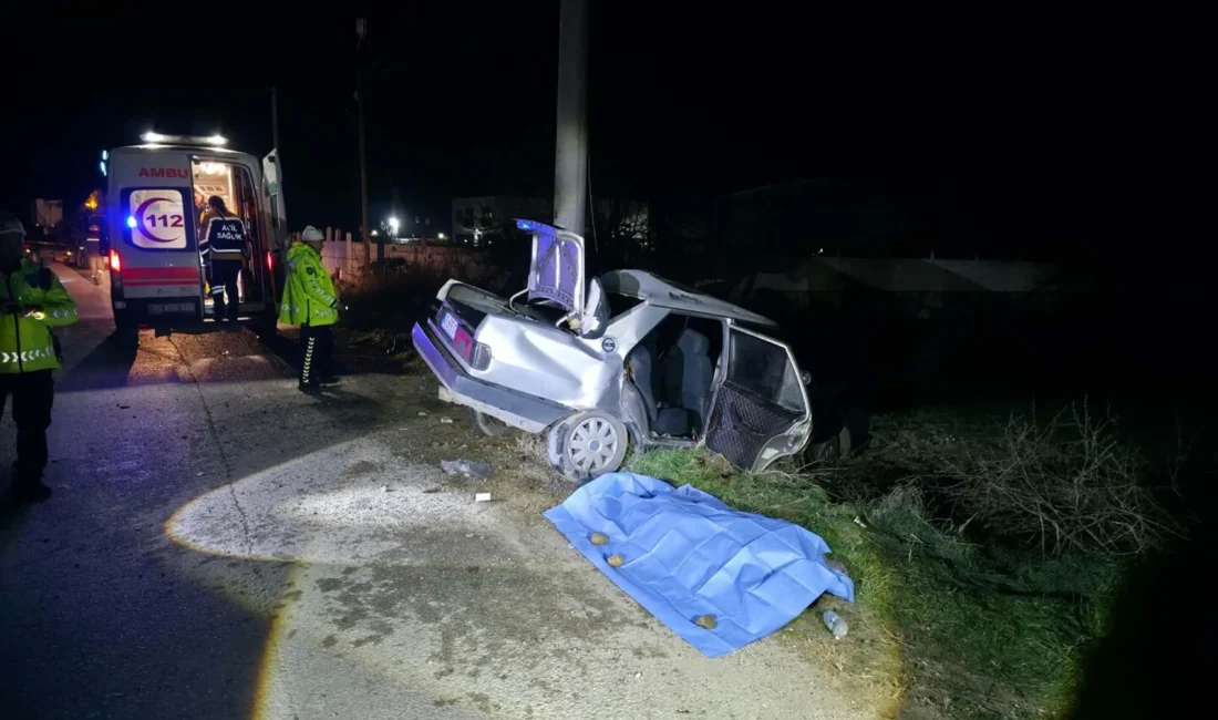 Manisa Salihli’de elektrik direğine çarpan otomobilde 1 kişi hayatını kaybetti,