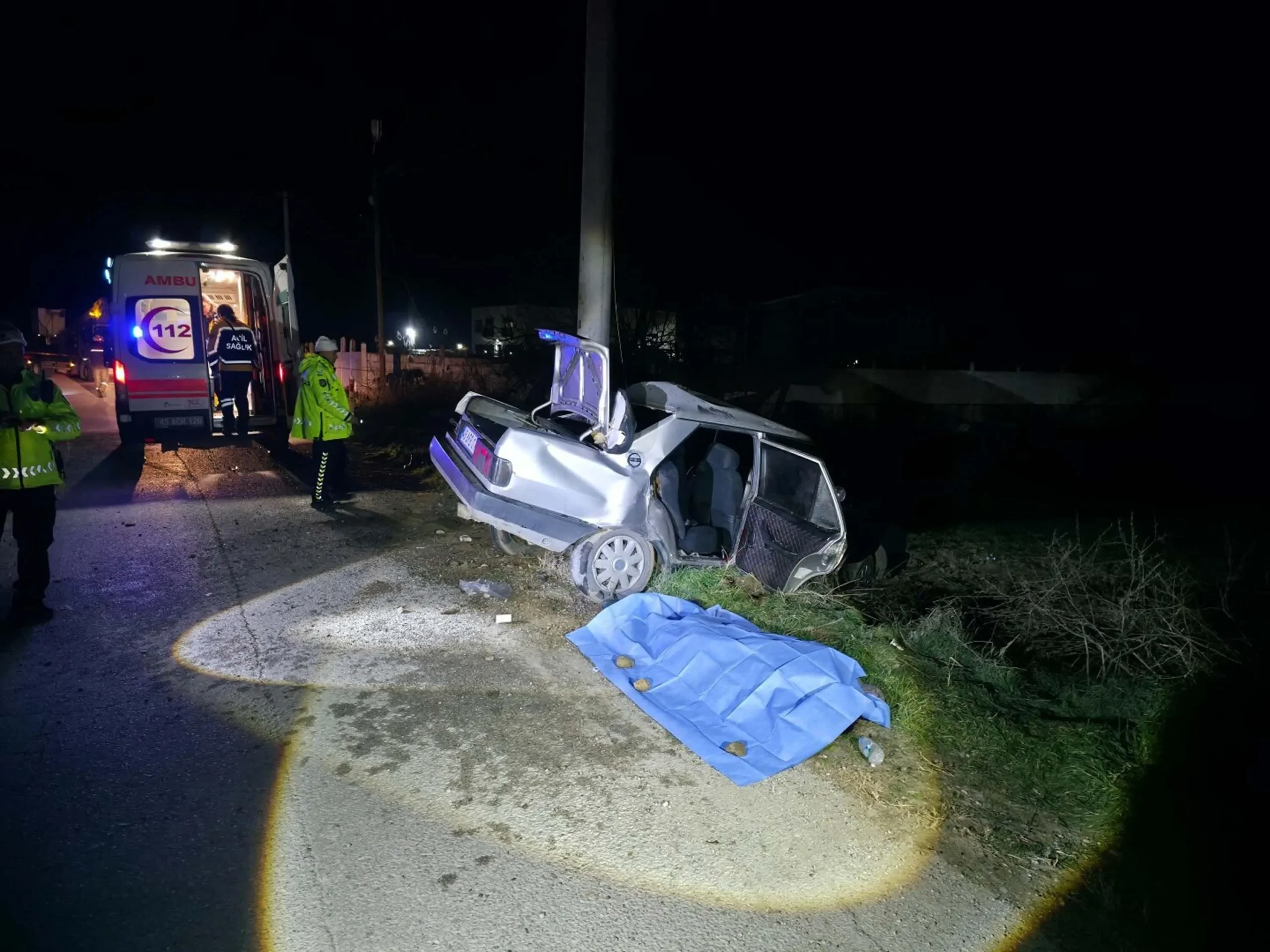 Manisa Salihli’de elektrik direğine çarpan otomobilde 1 kişi hayatını kaybetti,