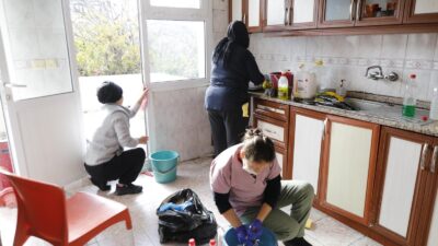 Seferihisar Belediyesi sosyal belediyecilik kapsamında ihtiyaç sahibi bir vatandaşın evini