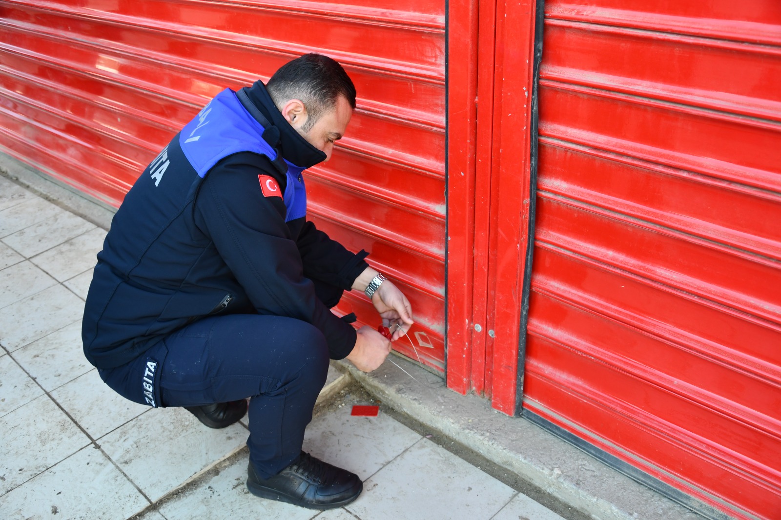 Torbalı'da tarihi geçmiş ürün satan zincir market mühürlendi