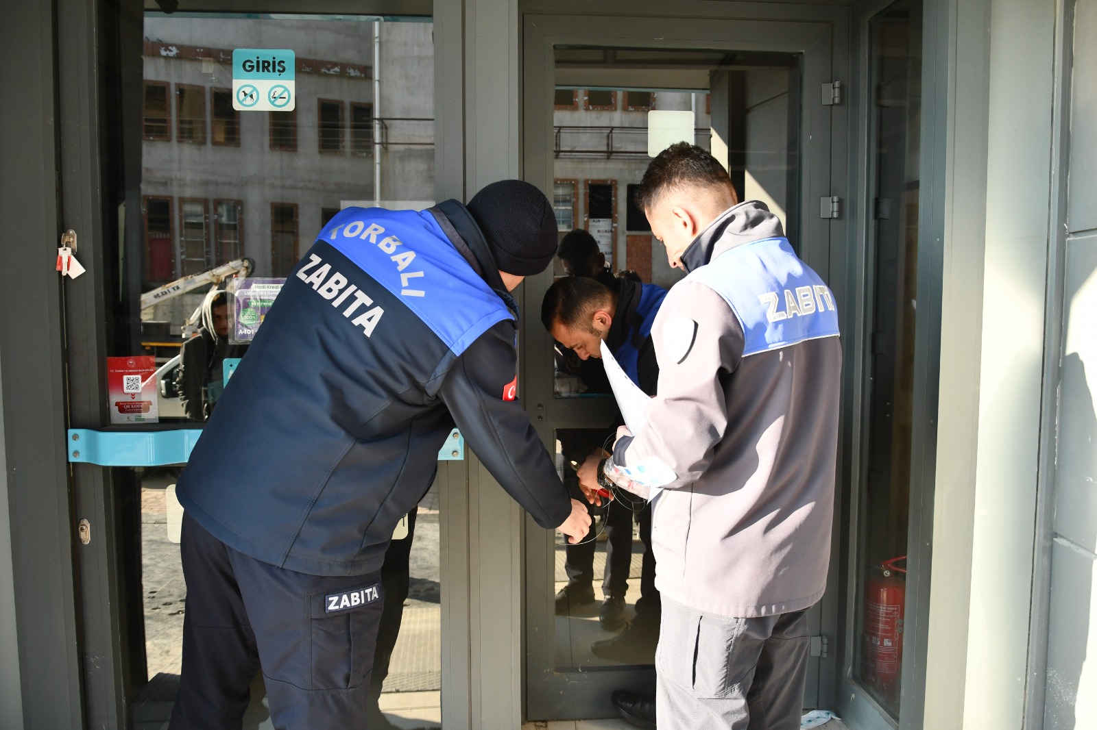 Torbalı market skandalı İzmir’de gündem oldu. Son kullanma tarihi geçmiş