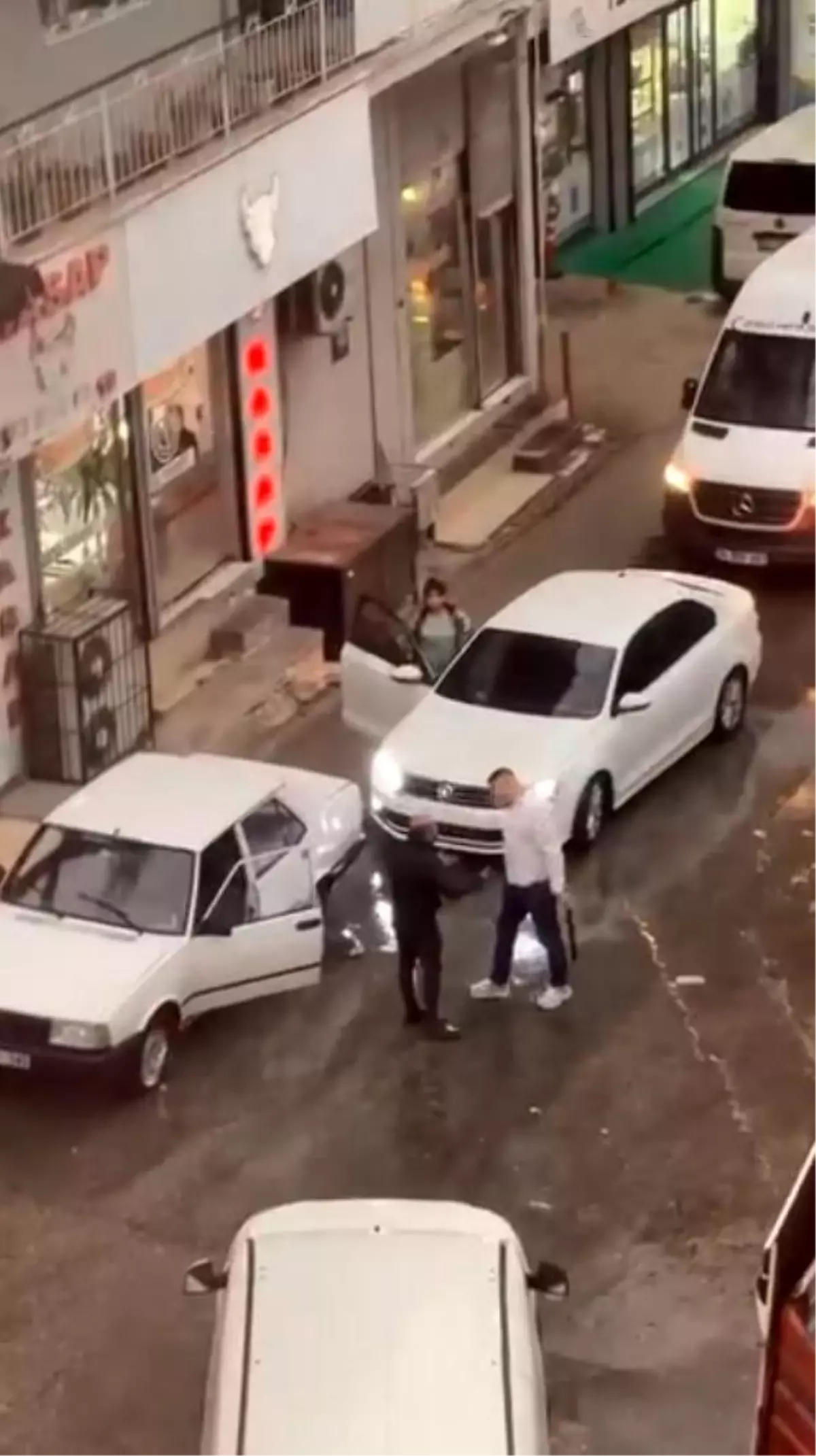 İzmir Karabağlar’da trafikte tartıştığı sürücüyü demir sopayla darp edip döner