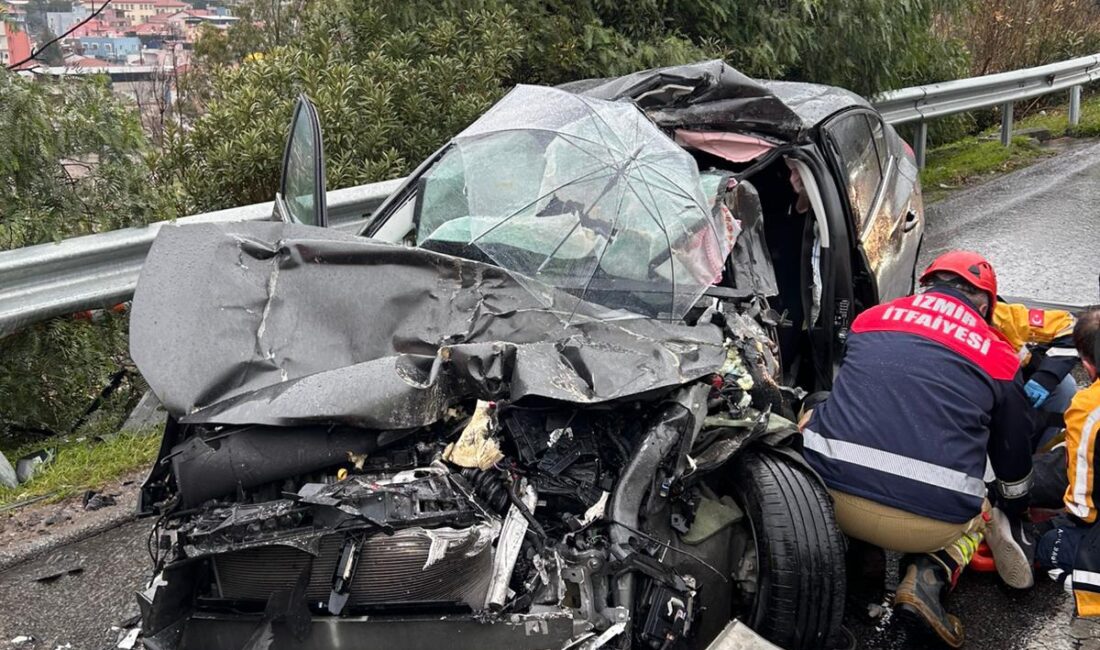 Uzundere zincirleme trafik kazasında araçta sıkışan yaralı, İzmir itfaiyesinin 5