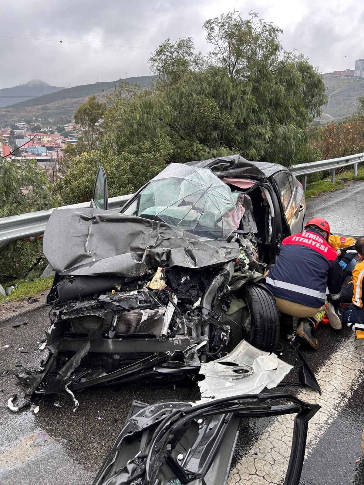 Uzundere zincirleme trafik kazasında araçta sıkışan yaralı, İzmir itfaiyesinin 5