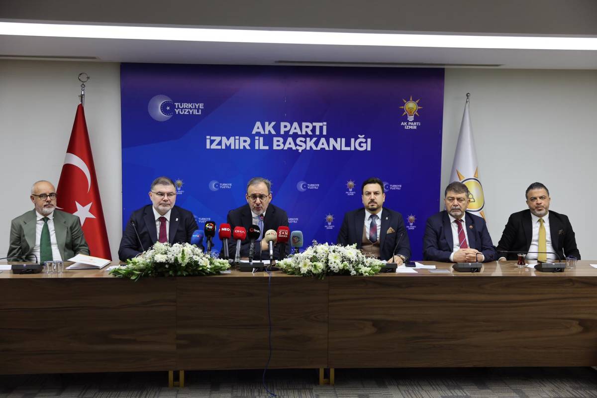 AK Parti İzmir heyeti, CHP'den gelen 'sahada yoklar' eleştirilerine Kemeraltı