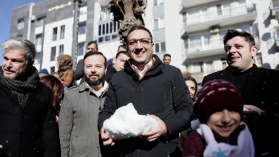Balçova Belediyesi’nin düzenlediği Kar Şenliği’nde çocuklar, Başkan Onur Yiğit ile
