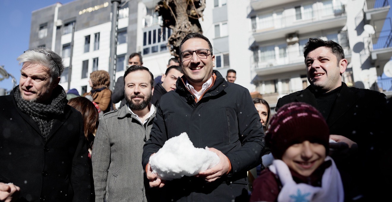 Balçova Belediyesi’nin düzenlediği Kar Şenliği’nde çocuklar, Başkan Onur Yiğit ile