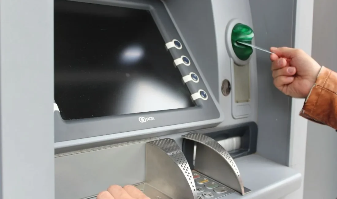 Bankalardan ATM hamlesi: Günlük para çekme limitlerinde yeni dönemi başlıyor! Yüksek enflasyon sonrası bankalar ATM limitlerini güncelledi. Şube içi ATM'lerde