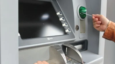 Yüksek enflasyon sonrası bankalar ATM limitlerini güncelledi. Şube içi ATM'lerde