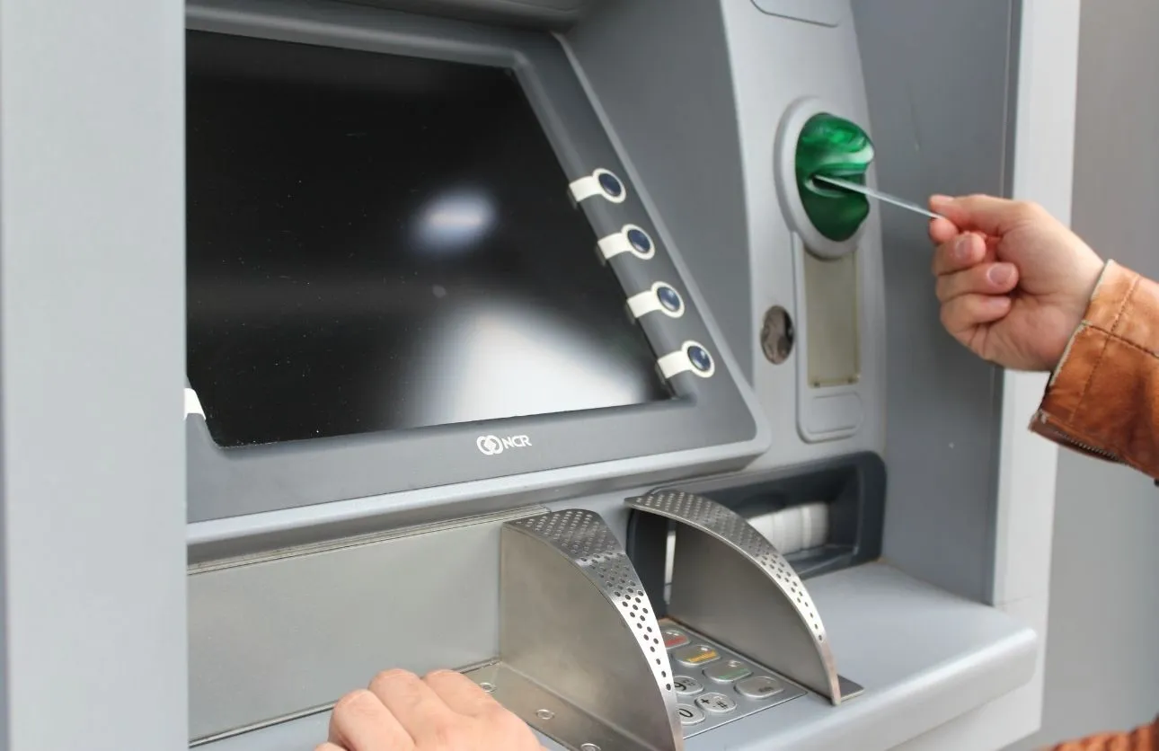 Yüksek enflasyon sonrası bankalar ATM limitlerini güncelledi. Şube içi ATM'lerde