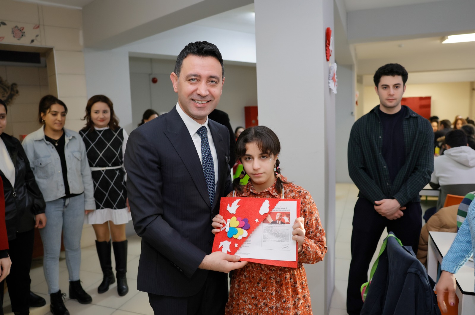 Bayraklı Belediyesi, "Sömestr Coşkusu 2026" ile çocuklara tiyatrodan 12D sinemaya