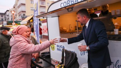 Buca Belediyesi, Şirinyer İzban önünde vatandaşlara ücretsiz sıcak çorba ikram