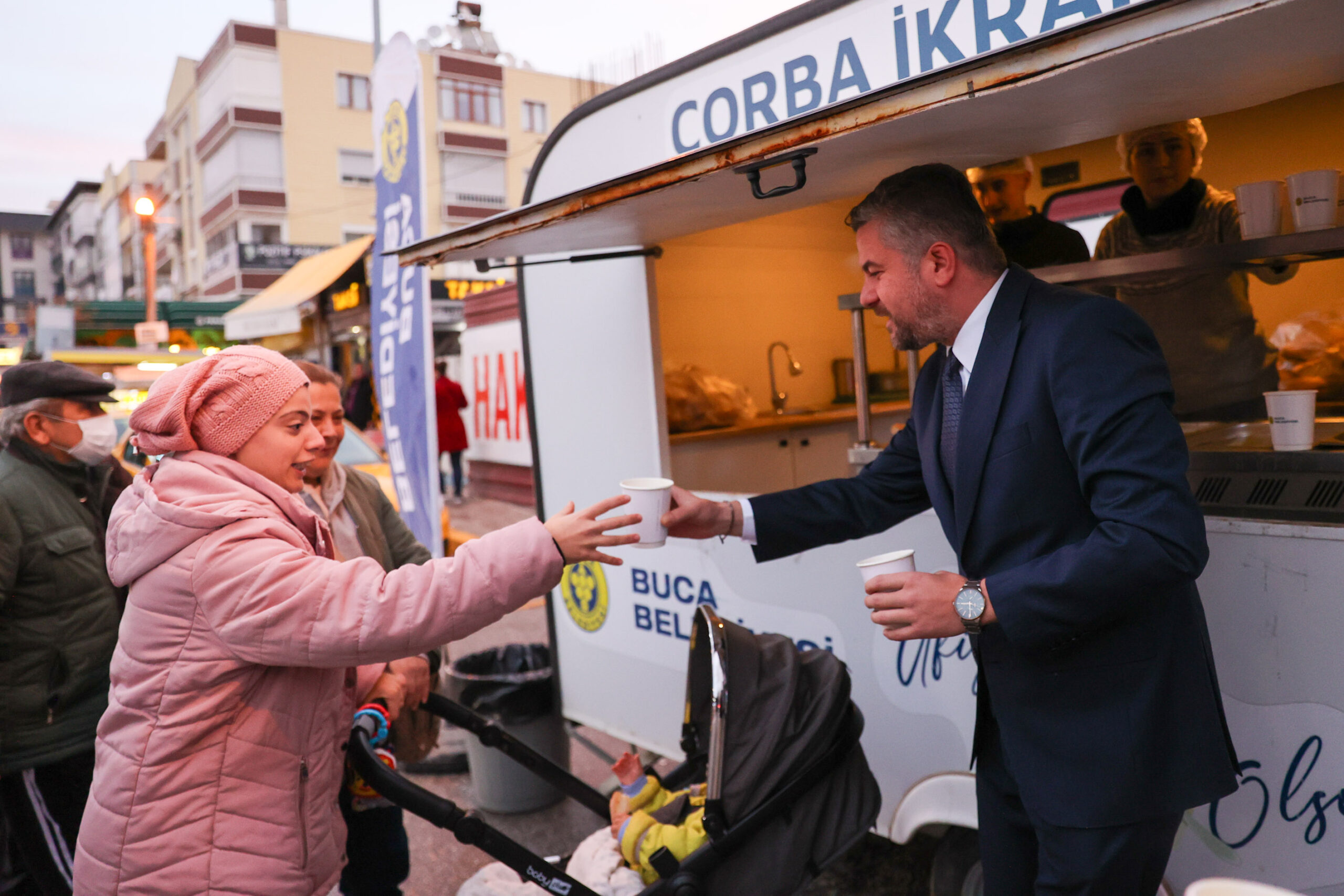Buca Belediyesi, Şirinyer İzban önünde vatandaşlara ücretsiz sıcak çorba ikram