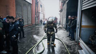 Buca Seyhan Mahallesi'nde bir oto tamirci deposunda çıkan yangın, itfaiyenin