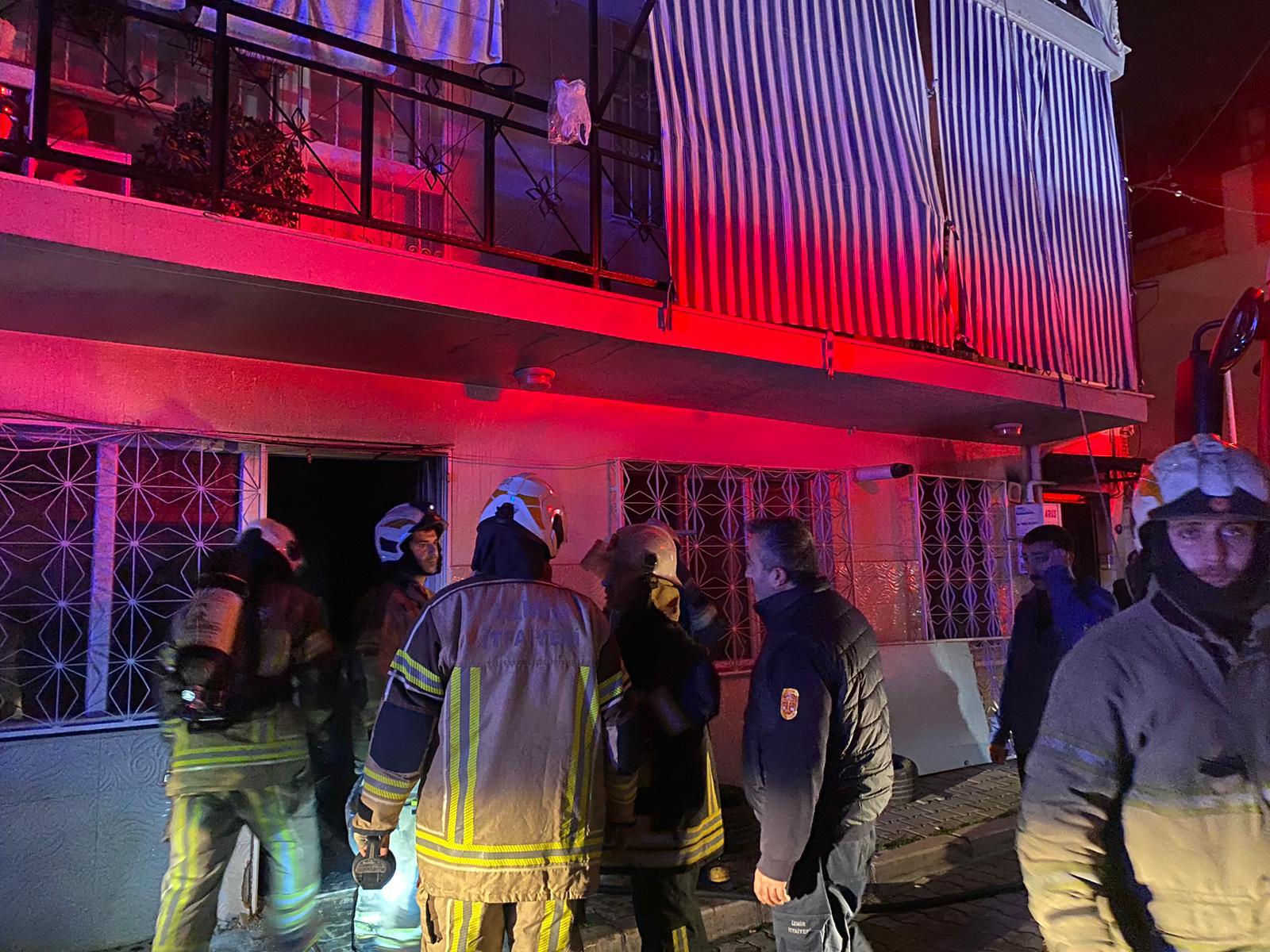 Buca'daki yangında 11 yaşındaki çocuk hayatını kaybetti; alevler itfaiyece diğer