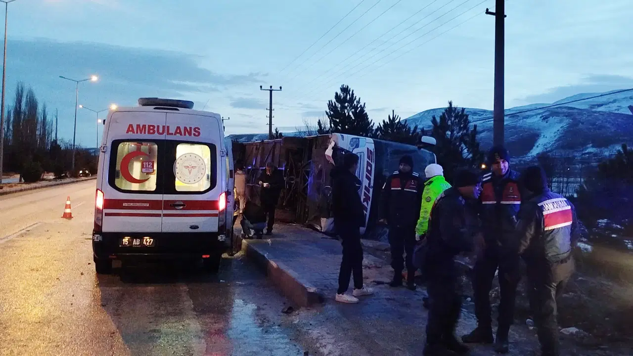 Burdur'un Söğüt beldesi yakınlarında devrilen yolcu otobüsünde 12 kişi yaralandı;