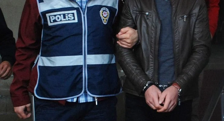 İzmir Çeşme'de şüphe üzerine durdurulan bir otomobilden 65 kilogram skunk