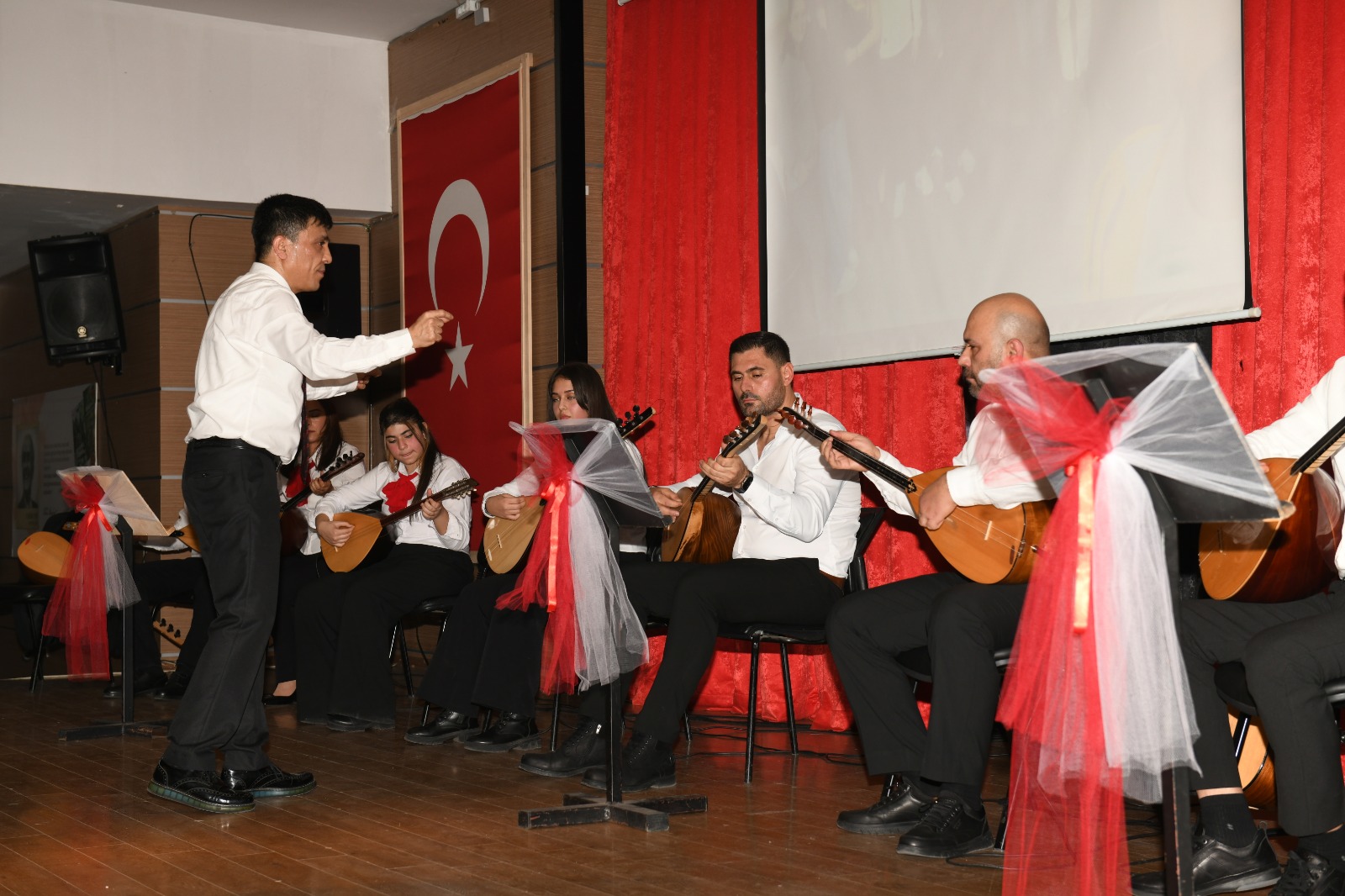 Çiğli Belediyesi bağlama kursiyerleri, "Sazımız Elimizde, Türküler Dilimizde" etkinliğiyle unutulmaz