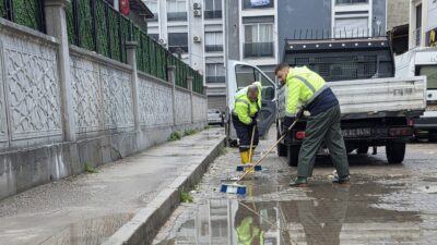 İzmir'i vuran şiddetli fırtına ve sağanak sonrası Çiğli Belediyesi teyakkuza