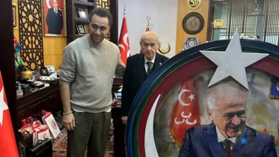 MHP Lideri Devlet Bahçeli, ünlü ressam Ersan Kay'ı kabul etti.