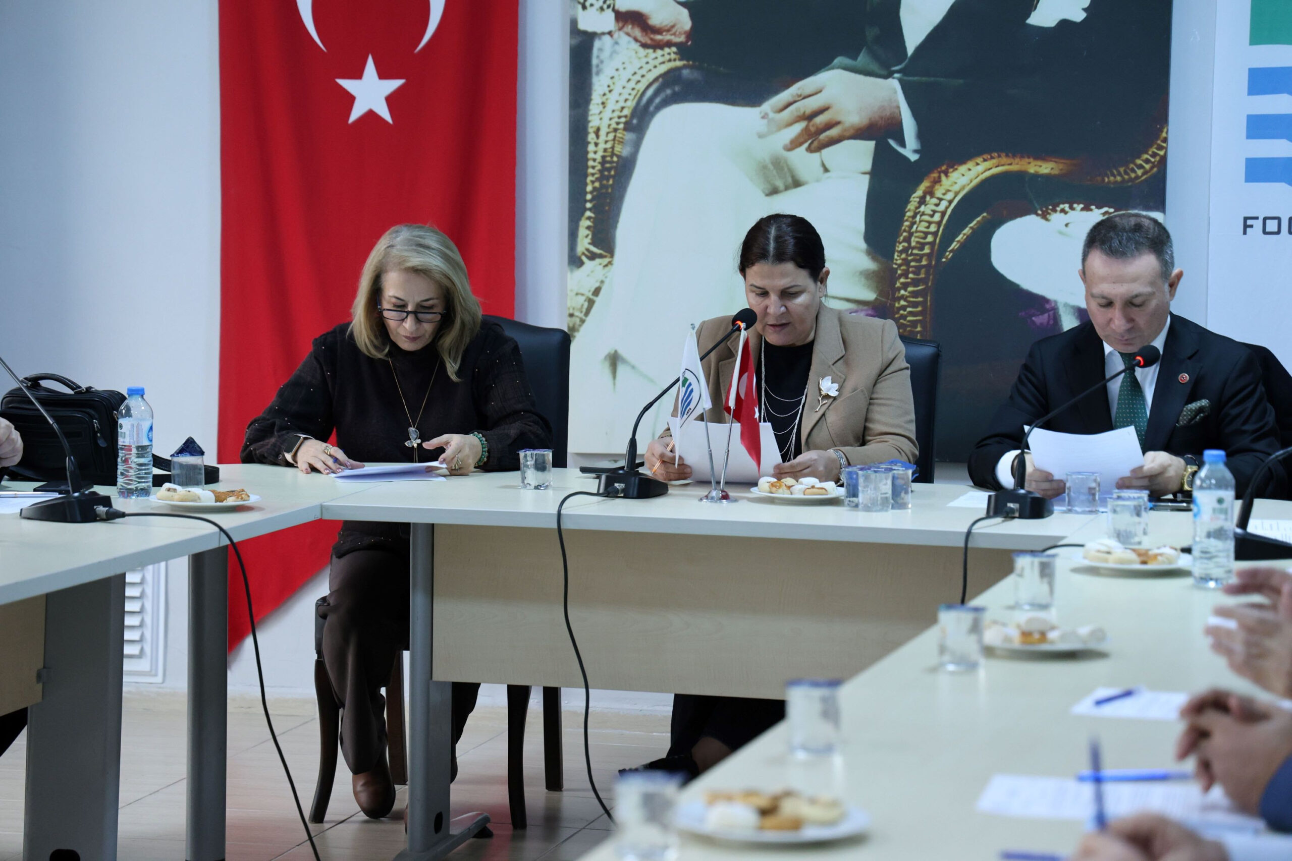 Foça Belediyesi, elektrik kesintilerine karşı olağanüstü toplandı; trafo alanları için