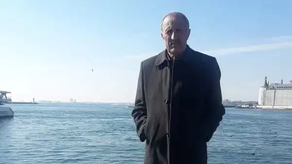 YAŞLI ADAM HAYATINI KAYBETMİŞTİ: KAHREDEN DETAYLAR GÜN YÜZÜNE ÇIKTI! Gümüşhane'de dere yatağına devrilen kamyonette ağır yaralanan Şevket Akçara, torununun