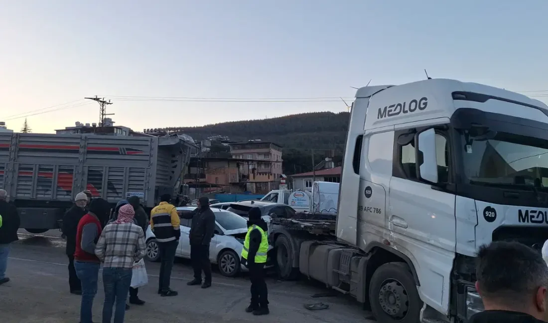Hatay'ın Belen ilçesinde buzlanan yolda 11 aracın karıştığı zincirleme kazada