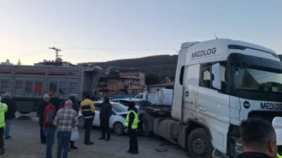 Hatay'ın Belen ilçesinde buzlanan yolda 11 aracın karıştığı zincirleme kazada
