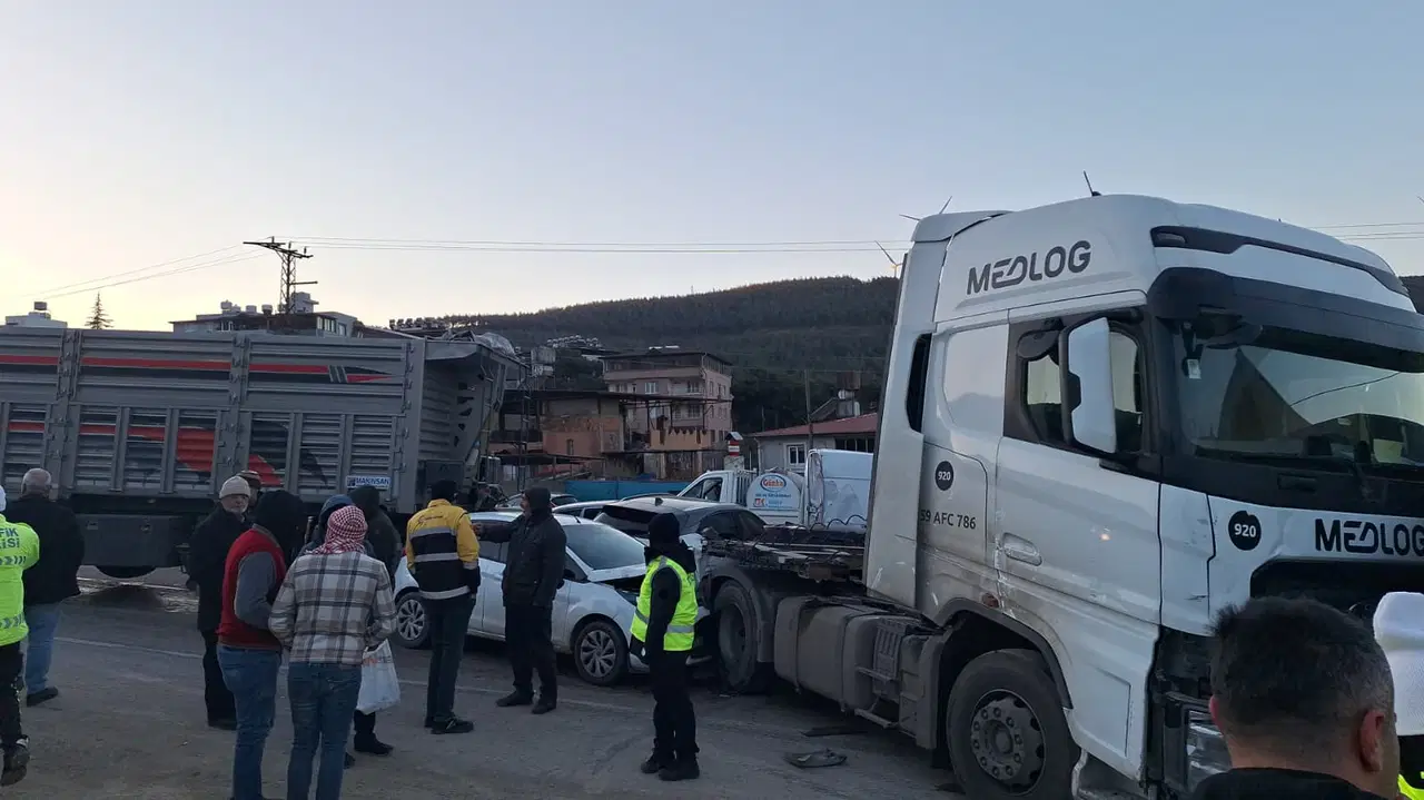 Hatay'ın Belen ilçesinde buzlanan yolda 11 aracın karıştığı zincirleme kazada