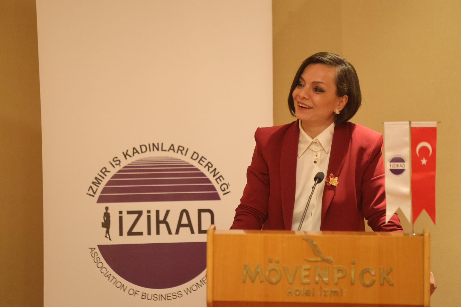 Karabağlar Belediye Başkanı Helil Kınay, İZİKAD buluşmasında konuştu: "Kadınlar sadece