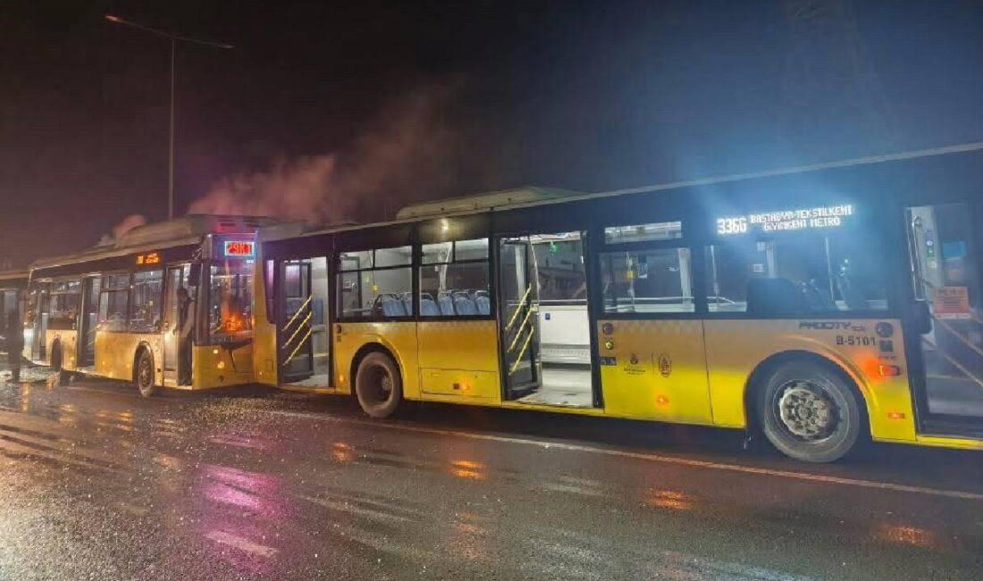 İSTANBUL’DA DEHŞET KAZA: 3 İETT OTOBÜSÜ ÇARPIŞTI! Başakşehir'de sabah saatlerinde 3 İETT otobüsü birbirine girdi: 5 kişi