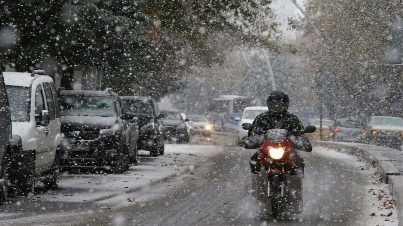 İstanbul Valiliği, kar yağışı ve %81'i aşan trafik yoğunluğu nedeniyle