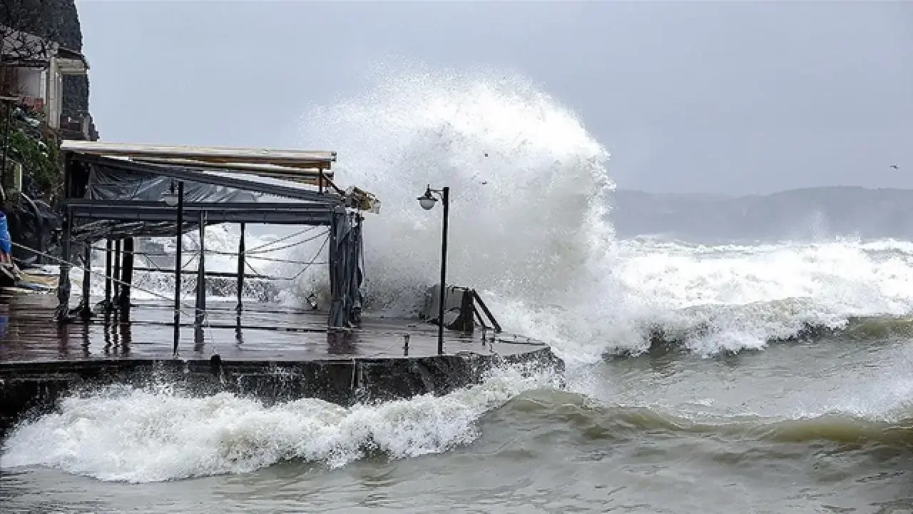 İzmir'de etkili olan şiddetli fırtına ve sağanak nedeniyle tüm yolcu