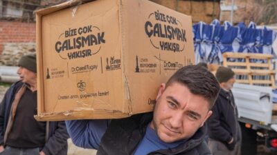 İzmir Büyükşehir Belediyesi, yangın ve selden etkilenen arıcılara maskeden yeme