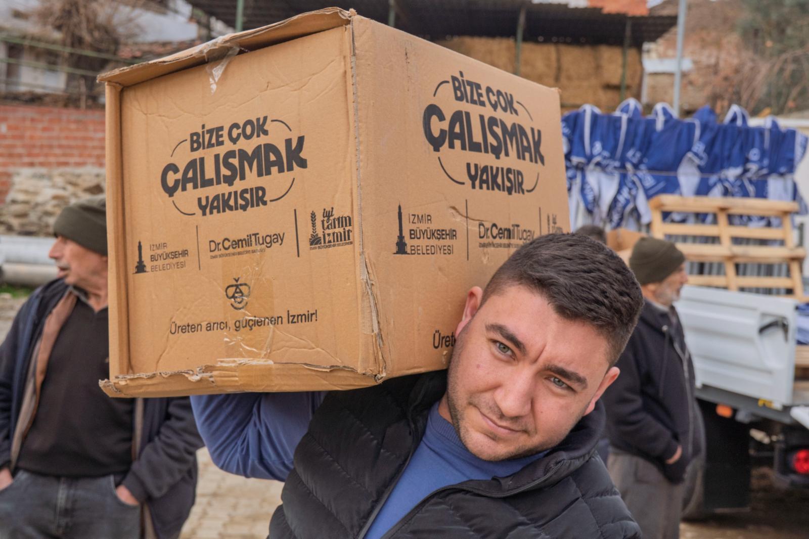 İzmir Büyükşehir Belediyesi, yangın ve selden etkilenen arıcılara maskeden yeme