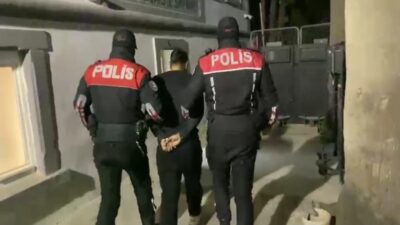 İzmir'de polis ekiplerinin GBT sorgusuna takılan İ.G.'nin 21 yıl 8