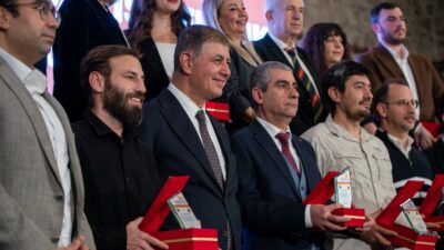 İzmir'de düzenlenen 26. Barış Selçuk Gazetecilik Ödülleri töreninde demokrasi ve