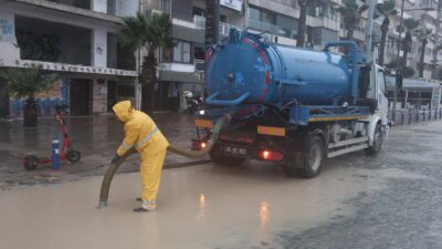İzmir Büyükşehir Belediyesi, kenti vuran kuvvetli sağanak ve fırtınaya karşı
