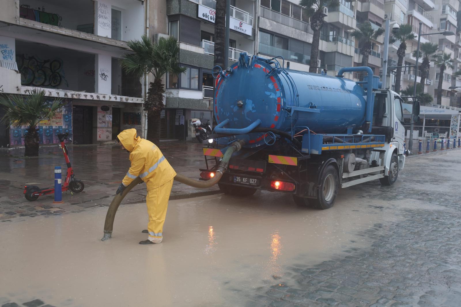 İzmir Büyükşehir Belediyesi, kenti vuran kuvvetli sağanak ve fırtınaya karşı