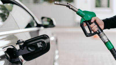 Benzine bu gece yarısı 1,10 TL zam geliyor. İzmir'de benzin
