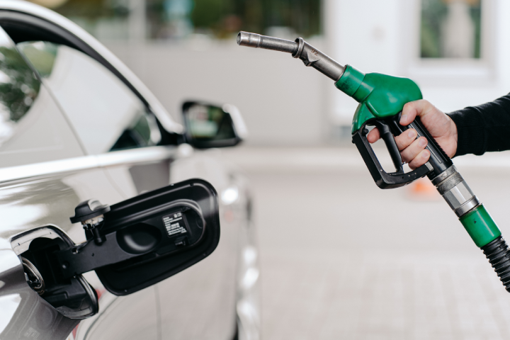 Benzine bu gece yarısı 1,10 TL zam geliyor. İzmir'de benzin
