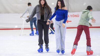 İzmir Büyükşehir Belediyesi'nin Kültürpark ve Bostanlı'da kurduğu gerçek buz pistleri,