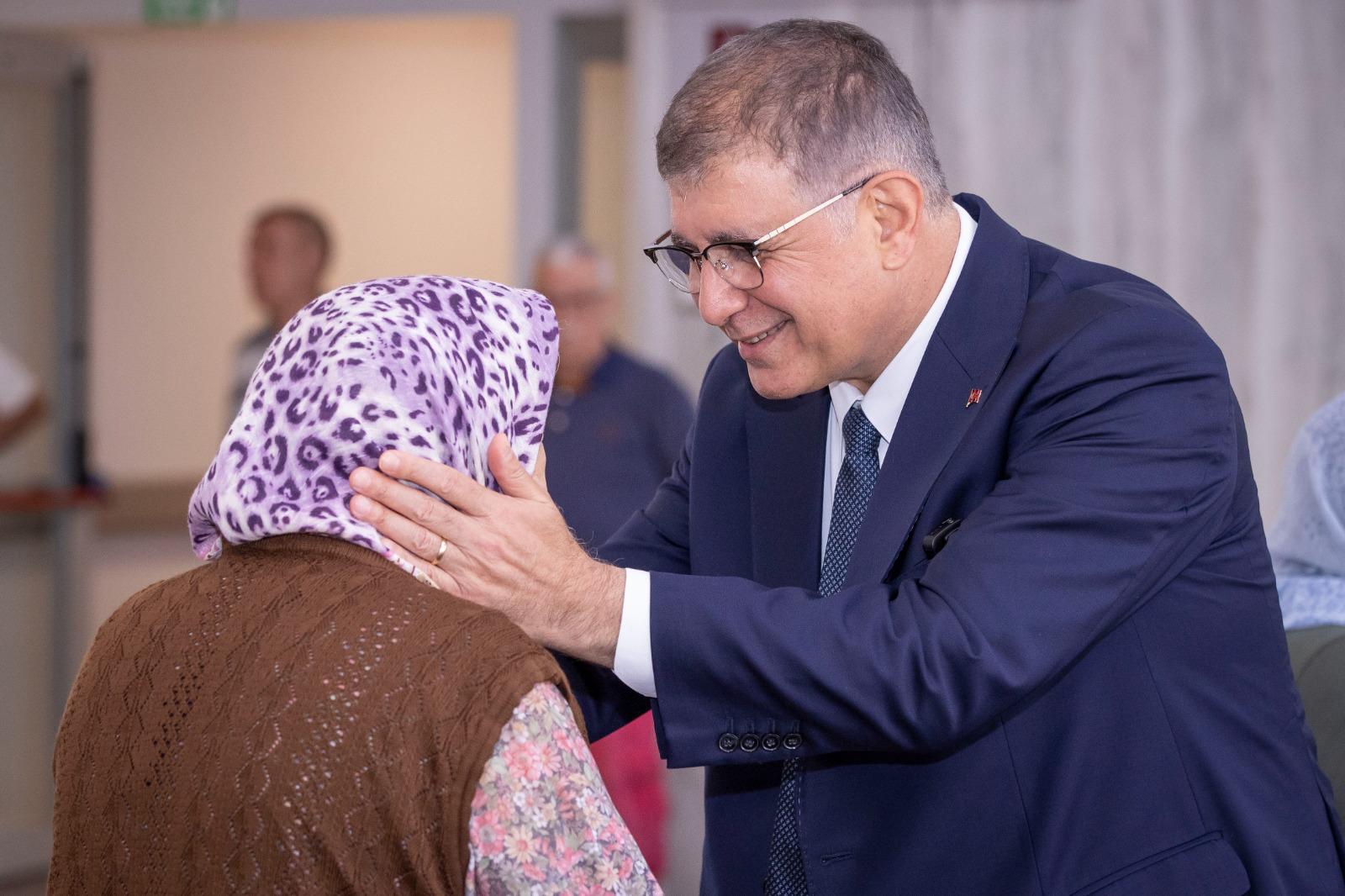 İzmir Büyükşehir Belediyesi 2026'da emeklilere kira ve market desteğini 2