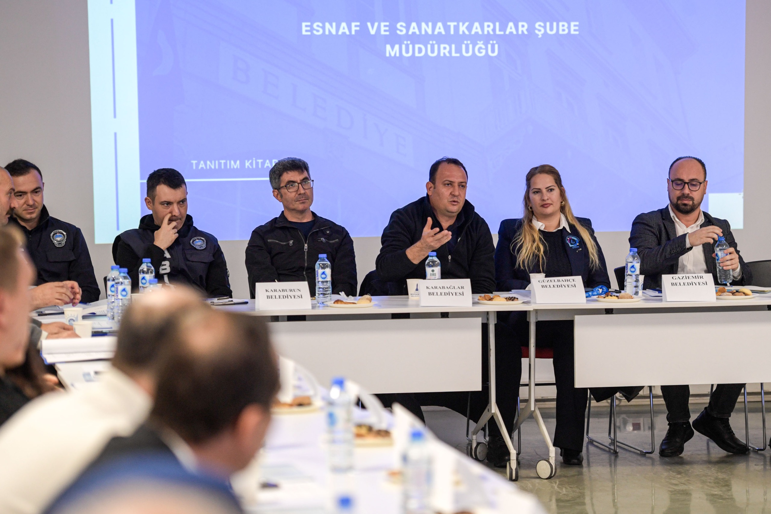İzmir Büyükşehir Belediyesi, esnafın sorunlarına kalıcı çözümler üretmek için 'İzmir