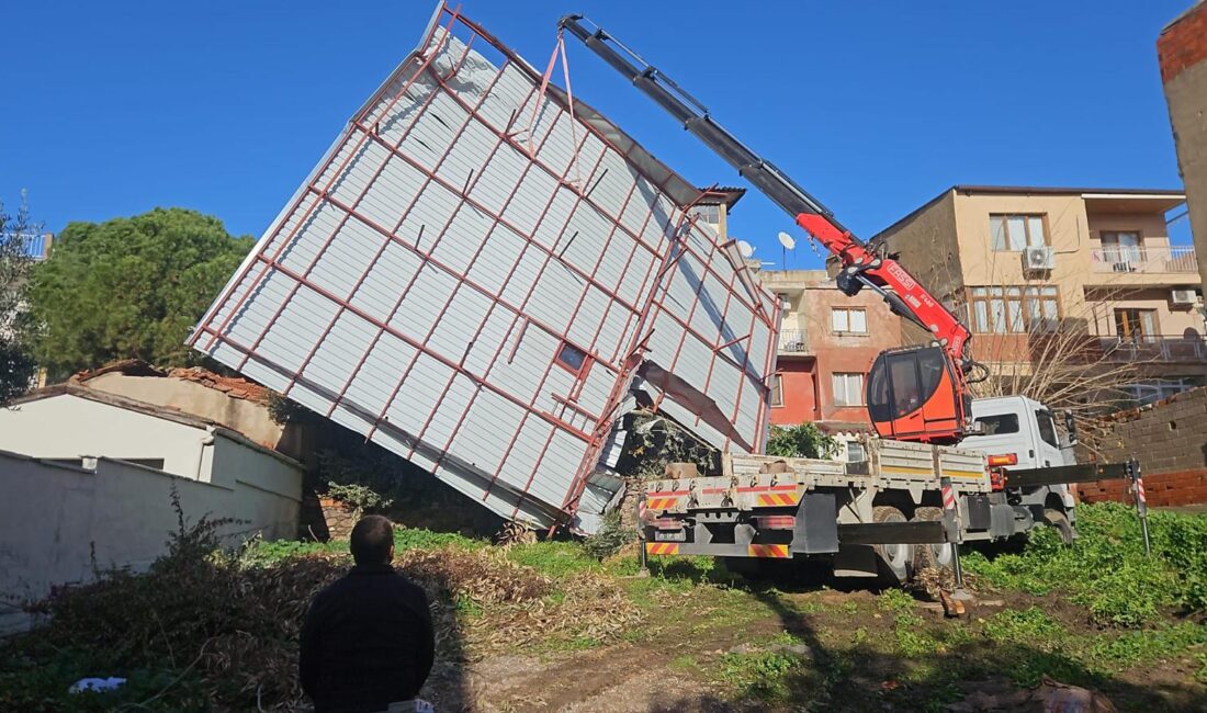 İzmir'de saatte 85 kilometre hıza ulaşan fırtına ve şiddetli sağanak,
