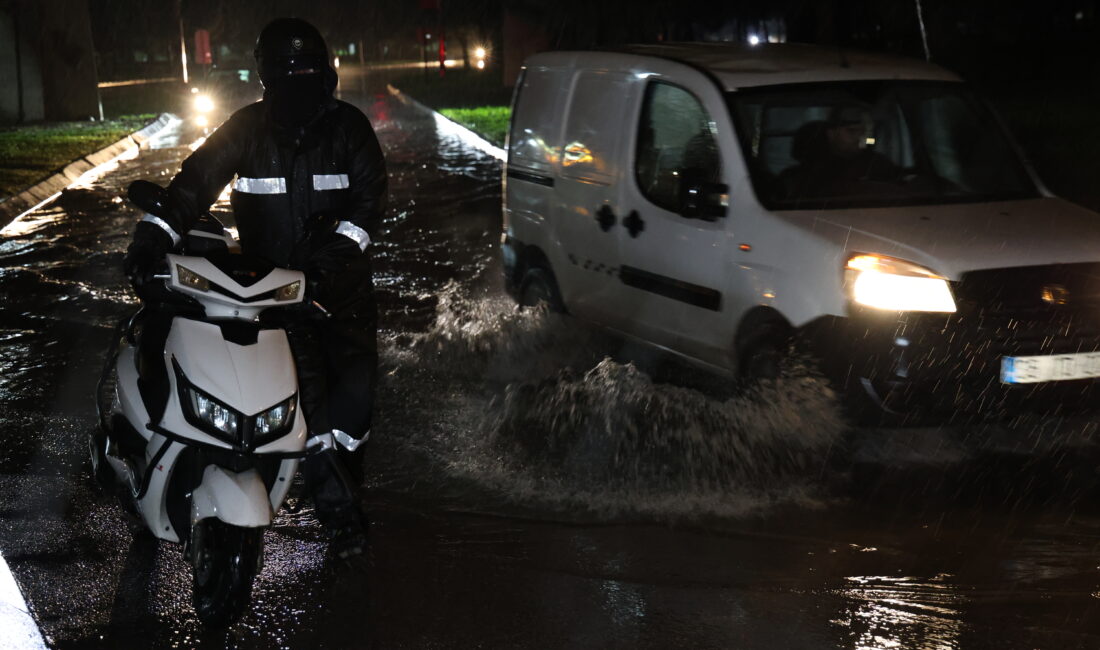 Meteoroloji'nin uyarısının ardından İzmir'de gece yarısı başlayan şiddetli sağanak, yolları