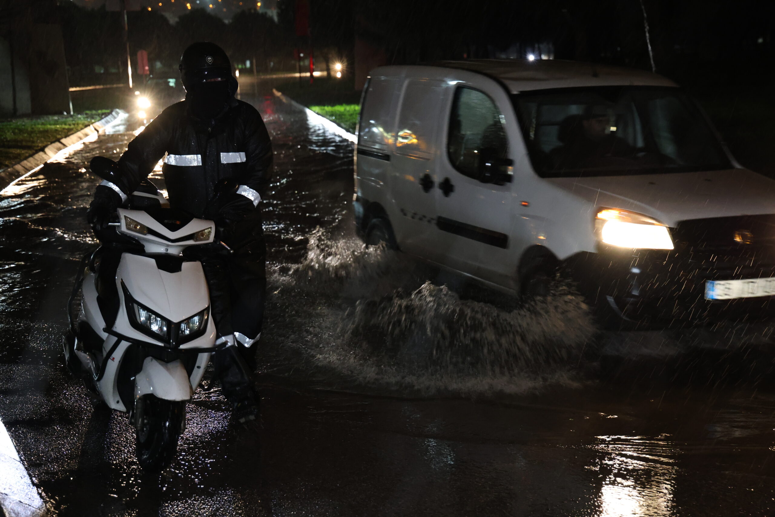 Meteoroloji'nin uyarısının ardından İzmir'de gece yarısı başlayan şiddetli sağanak, yolları