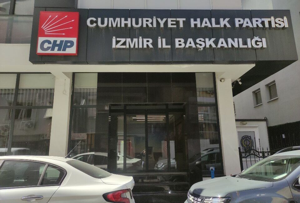 CHP İzmir İl Başkanlığı önünde toplanma başladı! “Geri adım yok”
