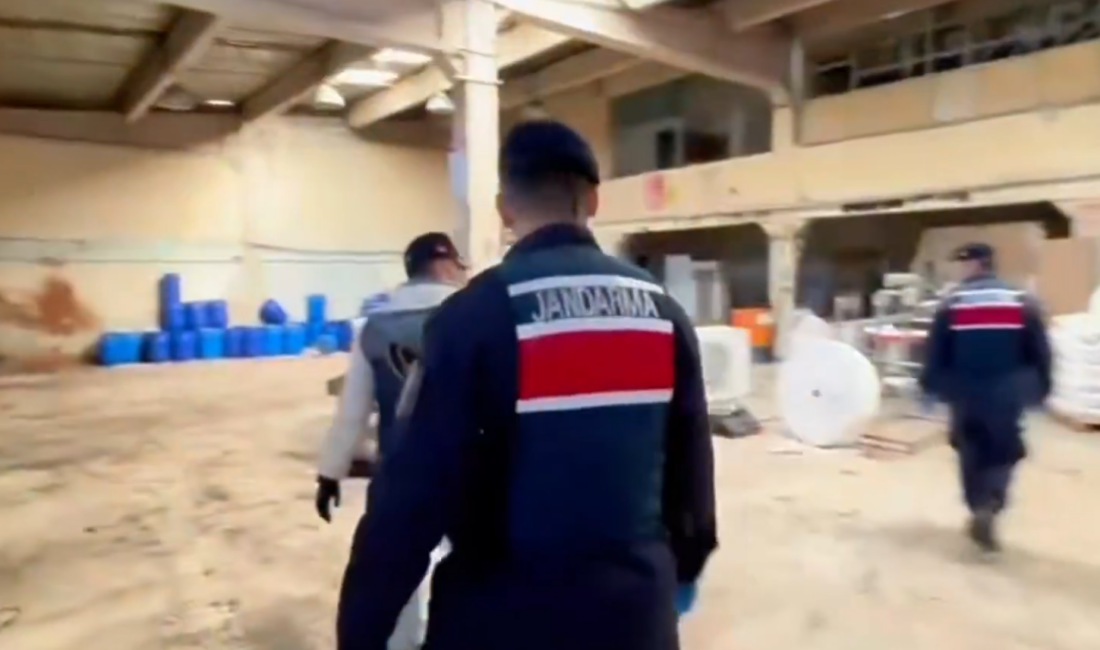İZMİR’DE JANDARMADAN DEV UYUŞTURUCU OPERASYONU: 5,5 MİLYON HAP ENGELLENDİ İzmir'de düzenlenen operasyonda 1 ton 625 kg uyuşturucu hammaddesi ele