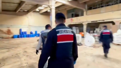 İzmir'de düzenlenen operasyonda 1 ton 625 kg uyuşturucu hammaddesi ele